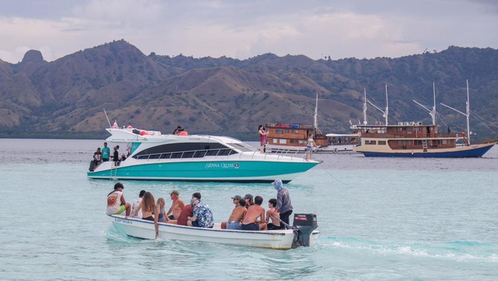 Sejumlah wisatawan menikmati keindahan spot wisata Taka Makassar di Taman Nasional Komodo (TNK), Manggarai Barat, Nusa Tenggara Timur (NTT), Senin (18/5/2026). Kantor Kesyahbandaran dan Otoritas Pelabuhan (KSOP) Kelas III Labuan Bajo kembali membuka 