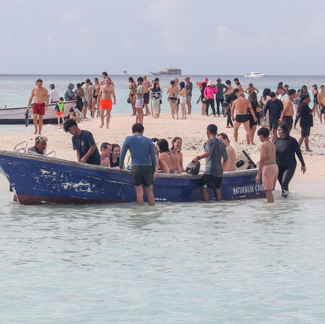 Wisata Bahari TN Komodo Kembali Dibuka, Turis Nikmati Indahnya Taka Makassar