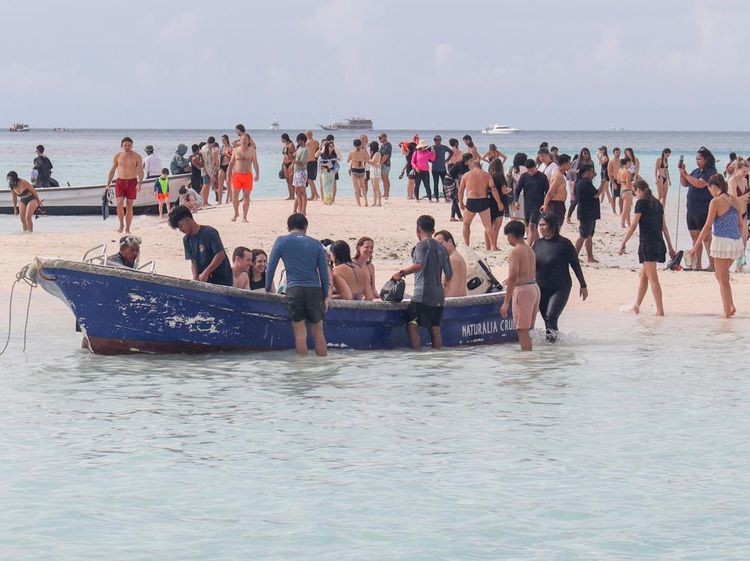 Wisata Bahari TN Komodo Kembali Dibuka, Turis Nikmati Indahnya Taka Makassar