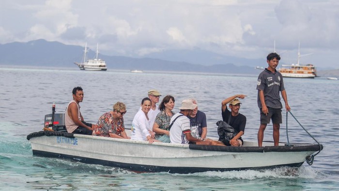 Sejumlah wisatawan menikmati keindahan spot wisata Taka Makassar di Taman Nasional Komodo (TNK), Manggarai Barat, Nusa Tenggara Timur (NTT), Senin (18/5/2026). Kantor Kesyahbandaran dan Otoritas Pelabuhan (KSOP) Kelas III Labuan Bajo kembali membuka pelayaran menuju TNK setelah pada 15-17 Mei 2026 melakukan pembatasan hanya melayani Surat Persetujuan Berlayar (SPB) dengan tujuan Rinca karena cuaca buruk. ANTARA FOTO/Gecio Viana