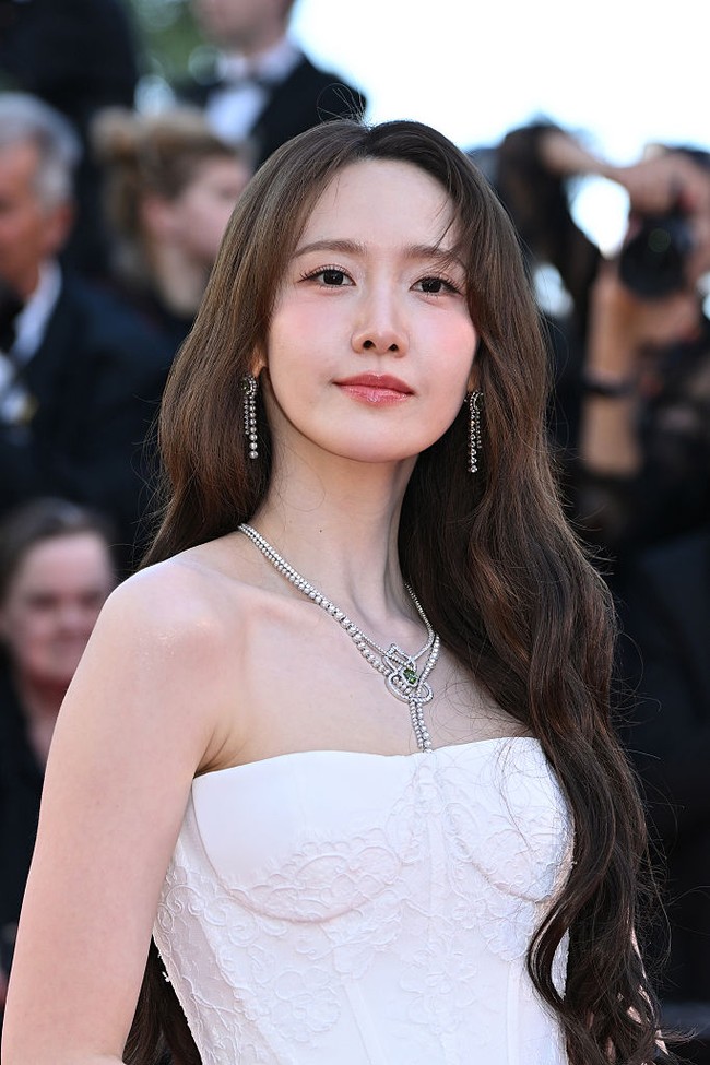 Penampilan Yoona dilengkapi dengan kemewahan kalung berlian dan anting menjuntai. Ini adalah kali keduanya hadir di Cannes Film Festival sebagai global ambassador Qeelin. Foto: Getty Images