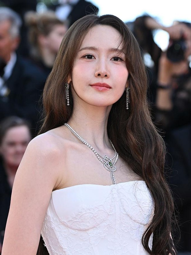 Yoona Tebar Pesona di Cannes Film Festival, Tampil Elegan Bergaun Putih