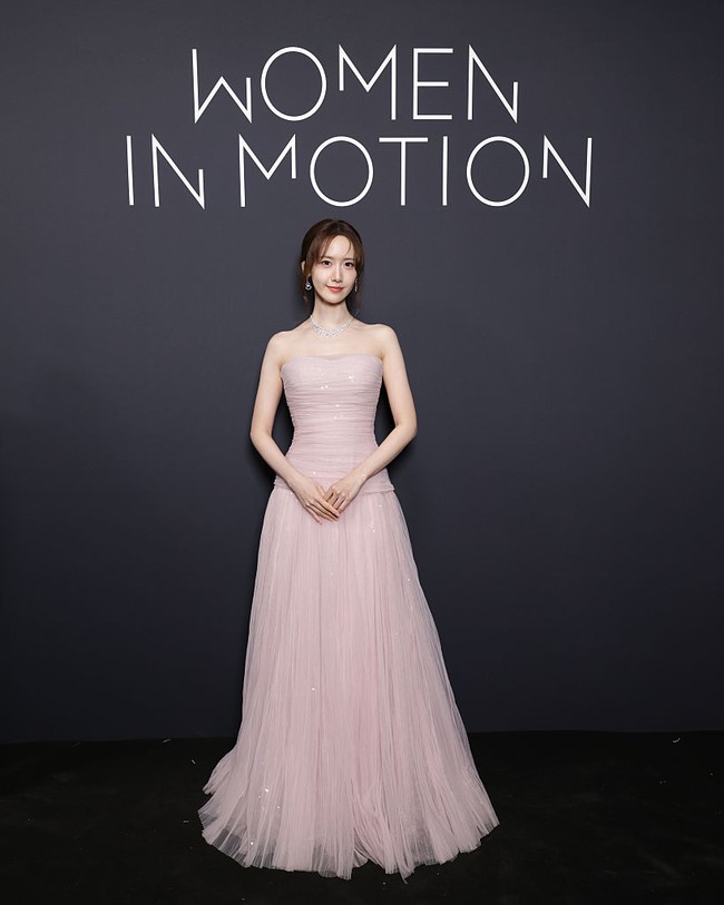 Di hari yang sama, Yoona menghadiri Kering Women In Motion Awards. Acara penghargaan yang diadakan di tengah Cannes Film Festival untuk menghormati tokoh perempuan yang berdampak signifikan dalam dunia perfilman. Foto: Getty Images