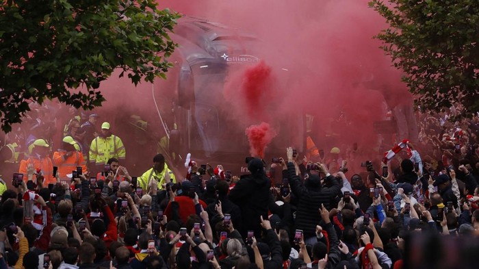 Euforia menyelimuti kawasan London Utara setelah Arsenal F.C. memastikan diri meraih gelar Liga Inggris musim 2025/2026. Ribuan suporter The Gunners memadati area sekitar Emirates Stadium untuk merayakan keberhasilan tim kesayangan mereka mengakhiri penantian panjang selama 22 tahun. Reuters/Andrew Boyers