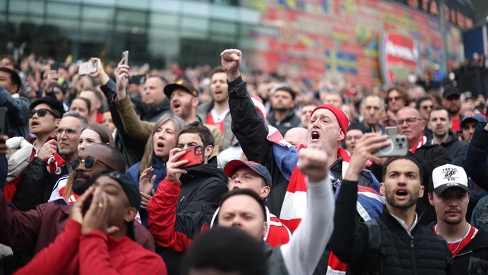 Euforia menyelimuti kawasan London Utara setelah Arsenal F.C. memastikan diri meraih gelar Liga Inggris musim 2025/2026. Ribuan suporter The Gunners memadati area sekitar Emirates Stadium untuk merayakan keberhasilan tim kesayangan mereka mengakhiri 