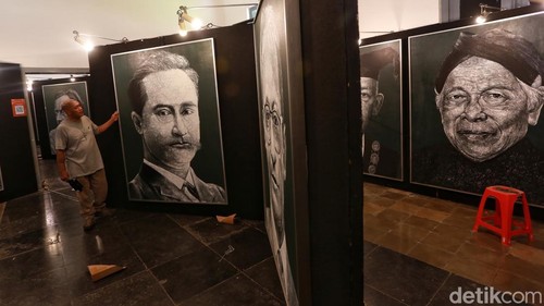 Pengunjung melihat koleksi lukisan potret dalam pameran SciArt80: Gelora Api Kebangkitan di Museum Kebangkitan Nasional, Jakarta, Rabu (20/5/2026).