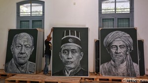 Setiap lukisan memiliki ukuran besar, yakni sekitar 1,5 x 2 meter.