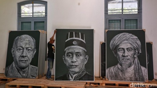 Pengunjung melihat koleksi lukisan potret dalam pameran SciArt80: Gelora Api Kebangkitan di Museum Kebangkitan Nasional, Jakarta, Rabu (20/5/2026).