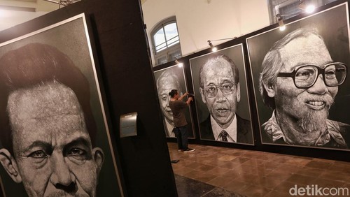 Pengunjung melihat koleksi lukisan potret dalam pameran SciArt80: Gelora Api Kebangkitan di Museum Kebangkitan Nasional, Jakarta, Rabu (20/5/2026).