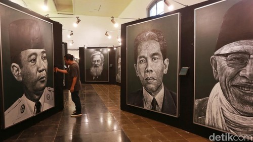 Pengunjung melihat koleksi lukisan potret dalam pameran SciArt80: Gelora Api Kebangkitan di Museum Kebangkitan Nasional, Jakarta, Rabu (20/5/2026).