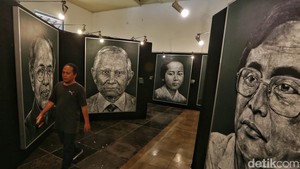 Sejumlah figur yang ditampilkan antara lain Christian Eijkman, Soekarno, Pramoedya Ananta Toer, Semaun, dan Selo Soemardjan. 