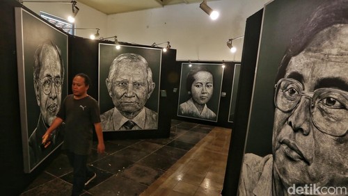 Pengunjung melihat koleksi lukisan potret dalam pameran SciArt80: Gelora Api Kebangkitan di Museum Kebangkitan Nasional, Jakarta, Rabu (20/5/2026).