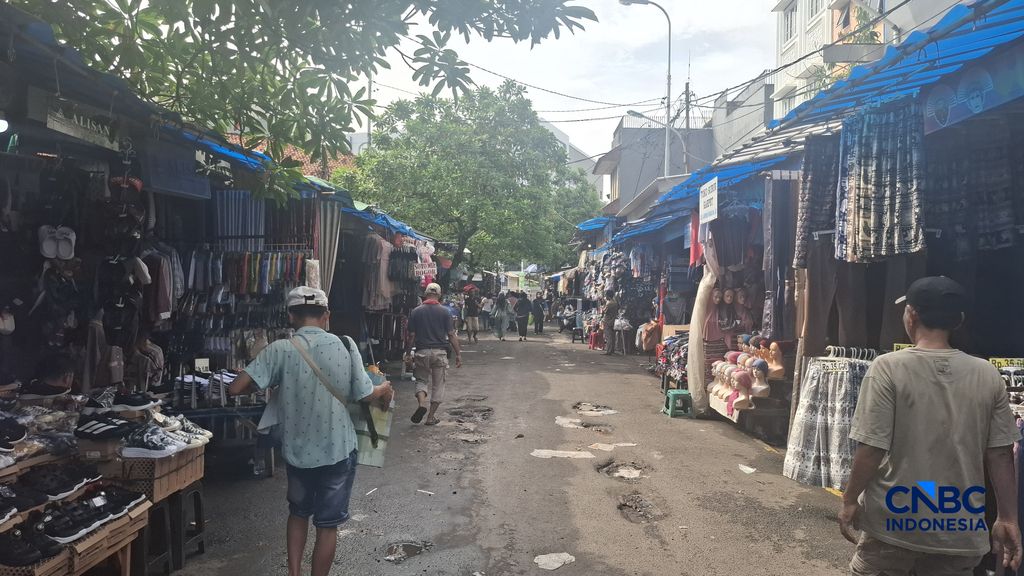 Aktivitas sejumah kios cukup sepi di Pasar Jatinegara atau yang bisa disebut sebagai Pasar Mester, Jakarta Rabu (20/5/2026). (CNBC Indonesia/Chandra Dwi Pranata)