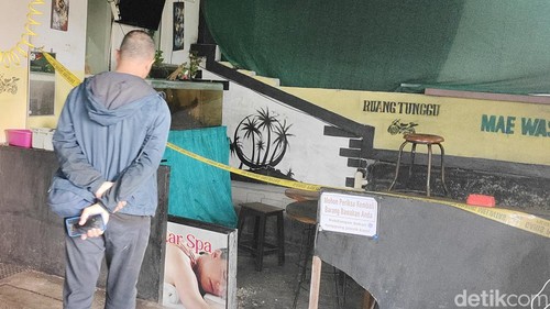 Area ruang tunggu pelanggan di tempat cuci motor Banjar Cabe, Darmasaba, Badung, yang berantakan dan masih dipasangi garis polisi. Di sini DAD dieksekusi empat pelaku.