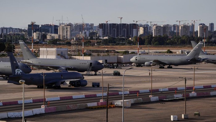 Aktivitas di Ben Gurion Airport dekat Tel Aviv menjadi sorotan setelah sebuah pesawat tanker milik Angkatan Udara Amerika Serikat terlihat terparkir di area bandara, Selasa (19/5/2026). Kehadiran pesawat militer tersebut menarik perhatian publik di tengah situasi keamanan kawasan Timur Tengah yang terus menjadi perhatian internasional. REUTERS/ Dedi Hayun