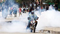 Gelombang protes bermula setelah Aliansi Sektor Transportasi Kenya menyerukan penghentian operasional seluruh moda transportasi yang berafiliasi mulai Minggu (17/5) tengah malam. Langkah itu dilakukan sebagai bentuk penolakan terhadap lonjakan harga bahan bakar. REUTERS/Thomas Mukoya