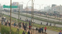 Pada Senin pagi, akses menuju ibu kota Nairobi diblokir operator transportasi dan demonstran. Sejumlah pengunjuk rasa juga membakar ban di jalan utama sehingga memicu kemacetan panjang. REUTERS/Monicah Mwangi