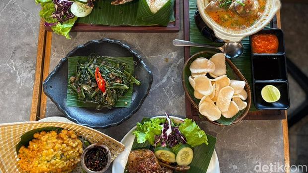 Menu makanan di restoran Bebek Klungkung, cabang One Satrio.