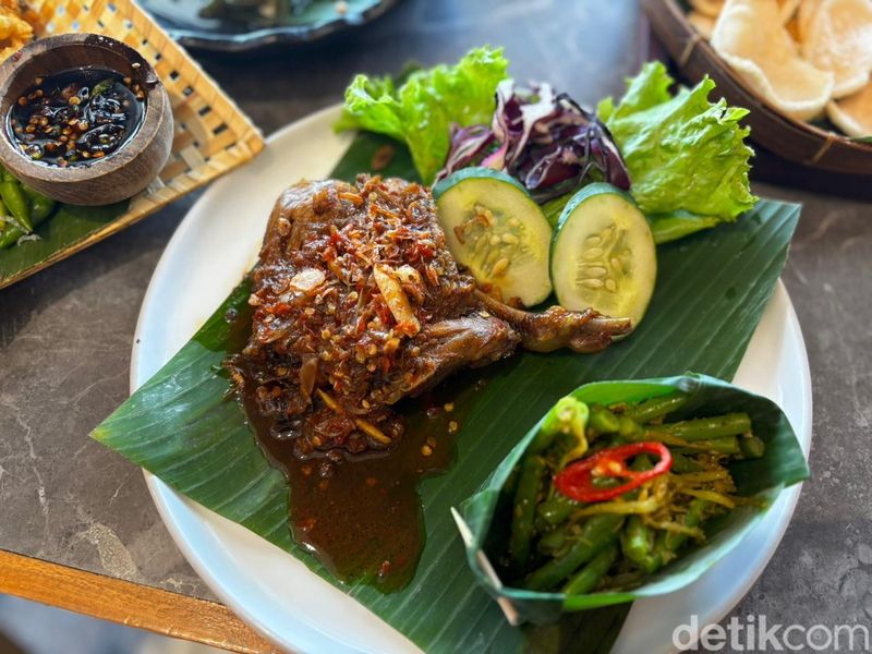 Menu makanan di restoran Bebek Klungkung, cabang One Satrio.