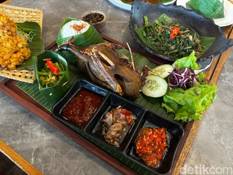 Menu makanan di restoran Bebek Klungkung, cabang One Satrio.