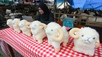 Penawaran tersebut meliputi bonus boneka domba, jasa perawatan hewan gratis hingga hari pengiriman, serta ongkos kirim tanpa biaya tambahan. ANTARA FOTO/Didik Suhartono