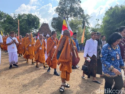 Biksu Thudong Momen 16 biksu memulai thudong, atau perjalanan spiritual dengan berjalan kaki, dari Candi Sima Jepara menuju Candi Sewu Klaten, Rabu (20/5/2026).