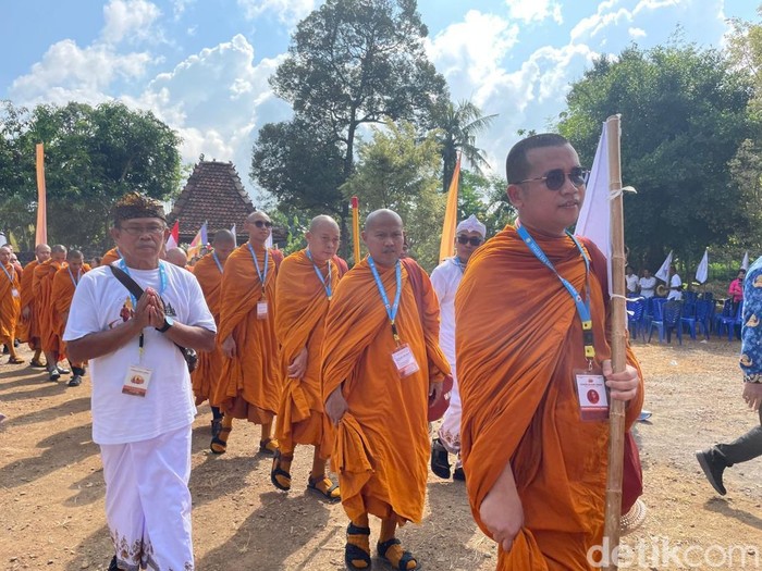 Momen 16 biksu memulai thudong, atau perjalanan spiritual dengan berjalan kaki, dari Candi Sima Jepara menuju Candi Sewu Klaten, Rabu (20/5/2026).