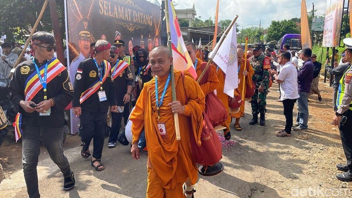 Momen 16 biksu memulai thudong, atau perjalanan spiritual dengan berjalan kaki, dari Candi Sima Jepara menuju Candi Sewu Klaten, Rabu (20/5/2026).
