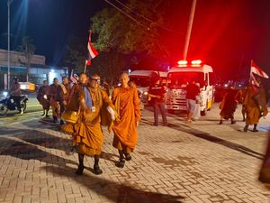 Tiba di Nganjuk, 58 Biksu Disambut Ribuan Warga hingga Ritual Basuh Kaki