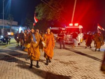 Tiba di Nganjuk, 58 Biksu Disambut Ribuan Warga hingga Ritual Basuh Kaki