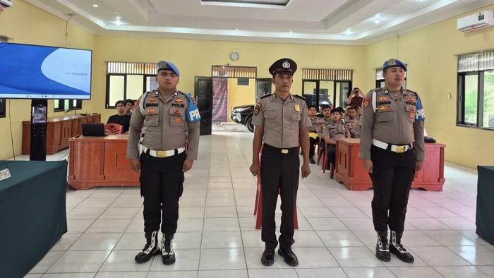 Briptu AT saat menjalani sanksi PTDH di Polres Toba (dok. Polres Toba)