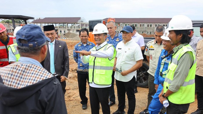 Bupati Bone Andi Asman Sulaiman saat meninjau pembangunan Sekolah Rakyat. Dok. Istimewa