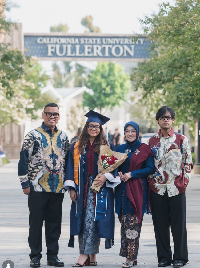 Cinta Kuya resmi menyandang gelar Bachelor of Arts in Psychology (sarjana psikologi) dari California State University Fullerton. Melalui akun Instagram, Cinta membagikan momen wisudanya didampingi keluarga. Foto: Instagram/@astridkuya