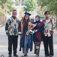Cinta Kuya resmi menyandang gelar Bachelor of Arts in Psychology (sarjana psikologi) dari California State University Fullerton. Melalui akun Instagram, Cinta membagikan momen wisudanya didampingi keluarga. Foto: Instagram/@astridkuya