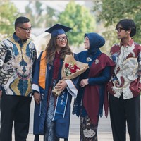 Ayah dan adik laki-laki Cinta, Nino Kuya, kenakan kemeja batik lengan panjang dipadukan celana bahan hitam. Foto: Instagram/@astridkuya