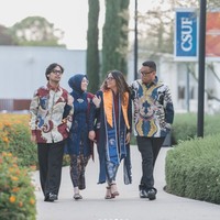 Sementara Cinta dan sang bunda kompak kenakan kebaya lengkap dengan kain lilit batik sebagai bawahannya. Foto: Instagram/@astridkuya