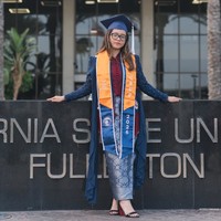 Potret Cinta Kuya Wisuda di California State University, Berkebaya Navy-Marun
