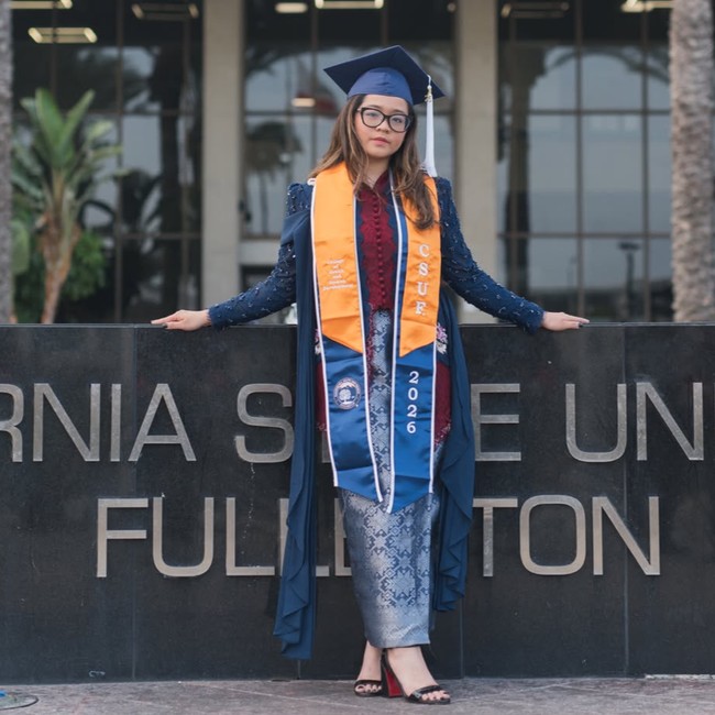 Potret Cinta Kuya Wisuda di California State University, Berkebaya Navy-Marun
