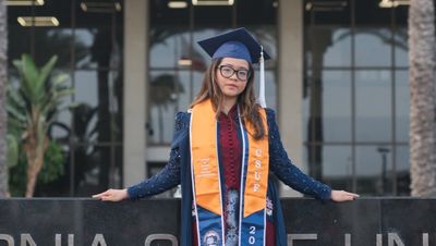 Potret Cinta Kuya Wisuda di California State University, Berkebaya Navy-Marun