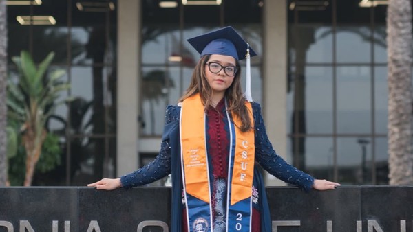 Potret Cinta Kuya Wisuda di California State University, Berkebaya Navy-Marun