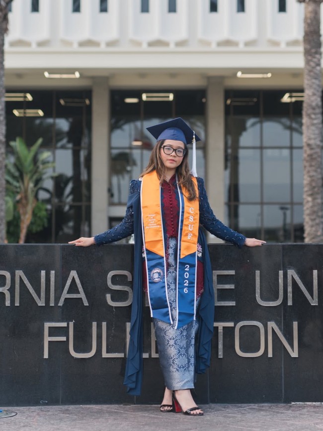Potret Cinta Kuya Wisuda di California State University, Berkebaya Navy-Marun