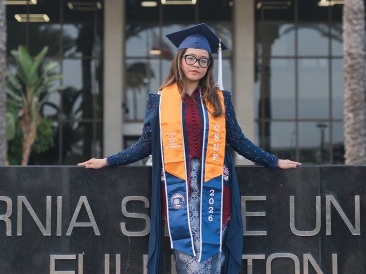 Potret Cinta Kuya Wisuda di California State University, Berkebaya Navy-Marun