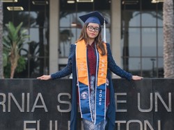 Potret Cinta Kuya Wisuda di California State University, Berkebaya Navy-Marun