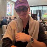 Setelah 4 tahun kerja keras, hari-hari yang panjang, tugas dan kelas yang tak ada habisnya, belajar dengan guru-guru terbaik dan menjalin pertemanan baru... putraku yang luar biasa akhirnya lulus dari @nyutisch! Aku sangat bangga padamu @deaconphillippe ,” tulis Reese. Foto: Instagram