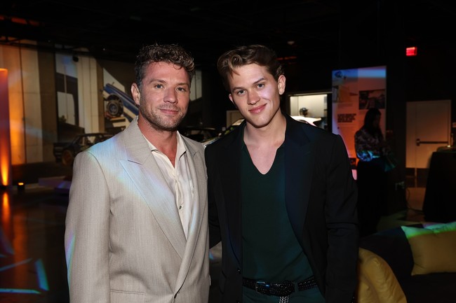 Momen tersebut juga menuai sorotan karena Reese bersatu dengan mantan suaminya, Ryan Phillippe demi menghadiri acara wisuda anak kedua mereka. Mantan pasangan yang dipertemukan dalam film ‘Cruel Intentions’ itu bahkan kompak mengenakan baju putih. Foto: Instagram
