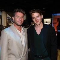 Momen tersebut juga menuai sorotan karena Reese bersatu dengan mantan suaminya, Ryan Phillippe demi menghadiri acara wisuda anak kedua mereka. Mantan pasangan yang dipertemukan dalam film ‘Cruel Intentions’ itu bahkan kompak mengenakan baju putih. Foto: Instagram