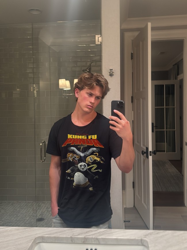 Sebelumnya ia sudah berkarier sebagai produser musik dan bakal debut akting di serial Netflix, Never Have I Ever. Foto: Instagram