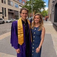 Potret Putra Reese Witherspoon Lulus Kuliah, Disebut Bak Versi AI dari Ibunya