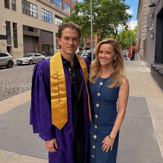 Potret Putra Reese Witherspoon Lulus Kuliah, Disebut Bak Versi AI dari Ibunya