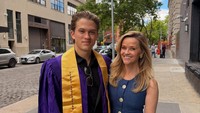 Potret Putra Reese Witherspoon Lulus Kuliah, Disebut Bak Versi AI dari Ibunya